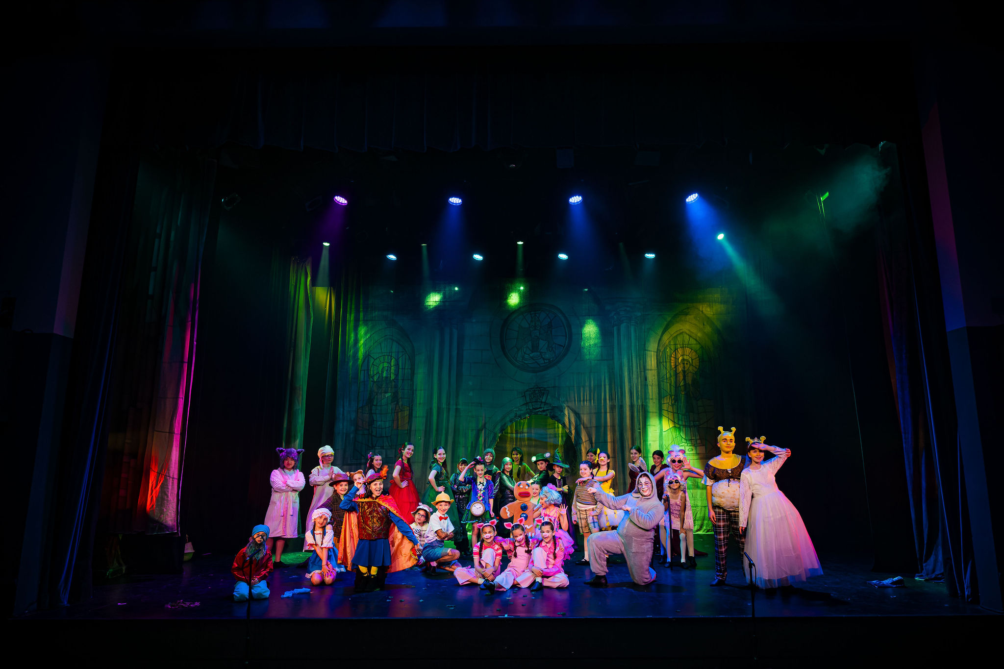 Full cast of children on stage